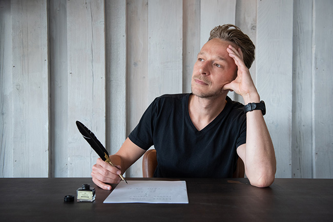 Michel Rolvink Lekker Getikt_naar links kijkend_denkend Michel Rolvink Lekker Getikt