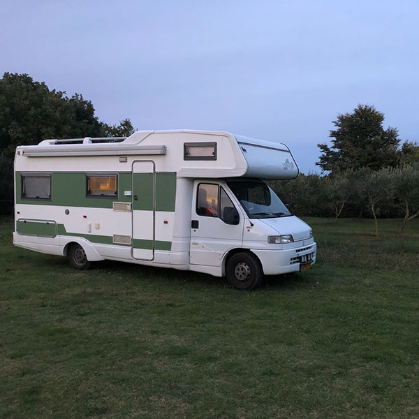 camper op grasveld