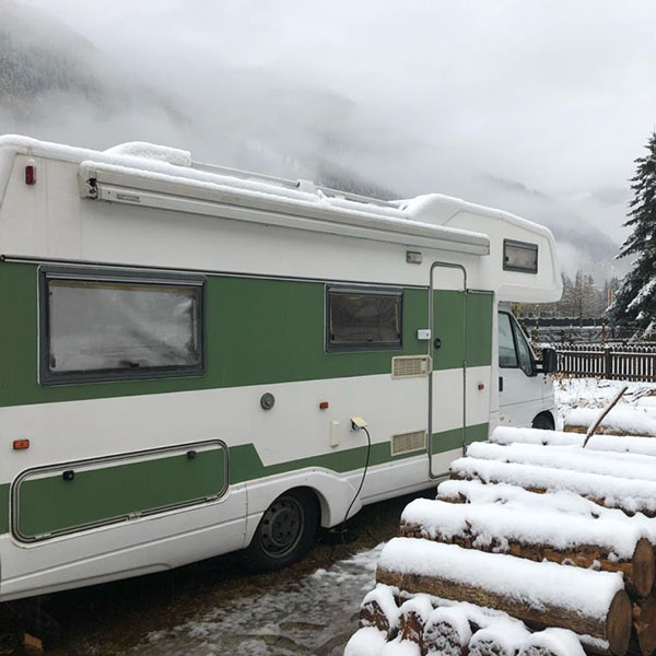 camper in de sneeuw